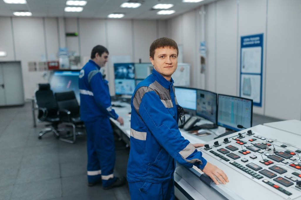 Специалист проверяет настройки кормового контроллера