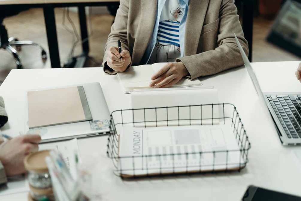 сотрудники хозяйства сверяют темы публикаций с рабочим графиком