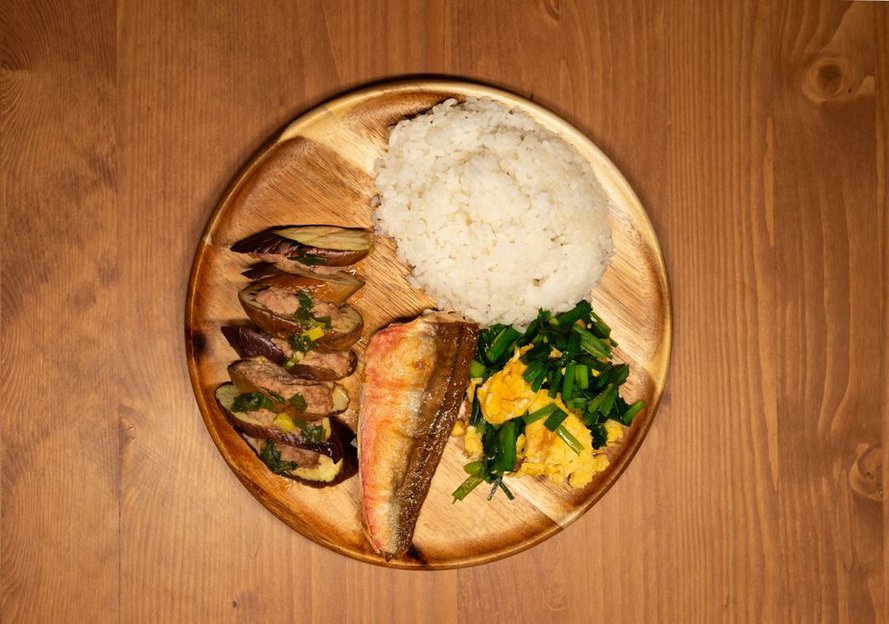 Порция рыбы с рисом и овощами