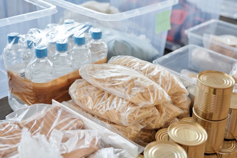 Бутылки воды и продукты длительного хранения на полке